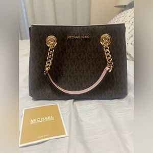 Michael KORS, Leather purse, Brown with Light Pink straps, mini bag. Worn twice.